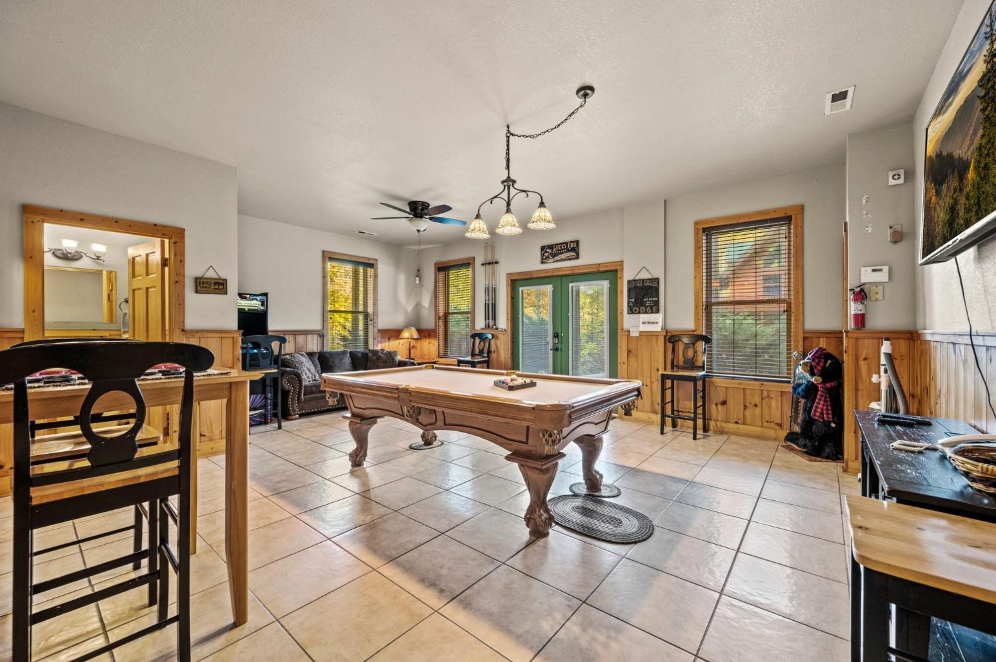 Relaxation Retreat - Pickleball Cabin - Wi-Fi, Fire Pit With Bar, Ev, Game Room, Hot Tub, Pool Access - Mins To Pf Sevierville Exterior foto