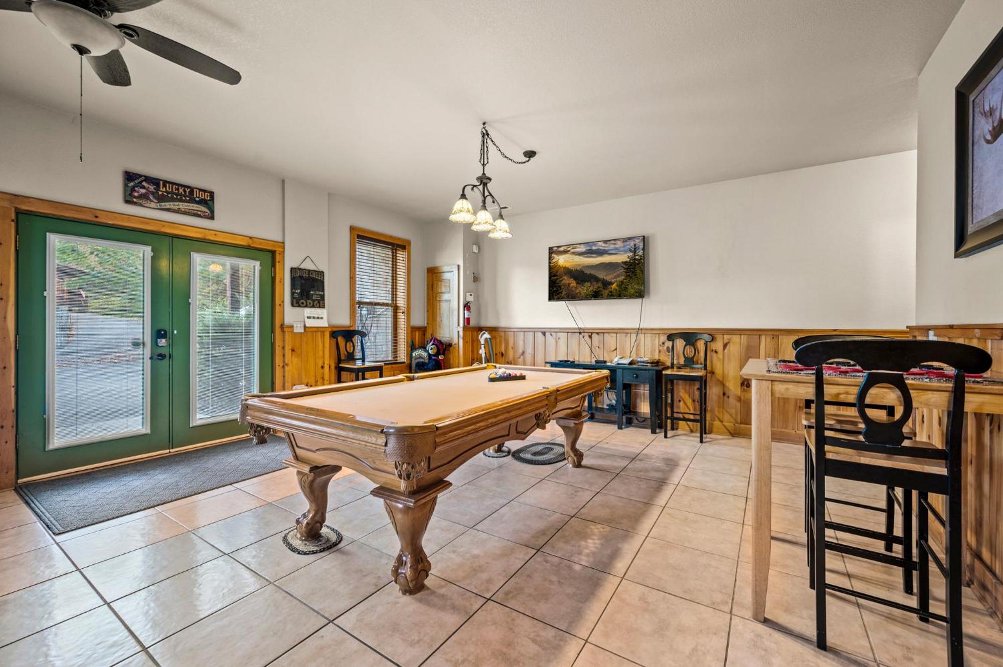 Relaxation Retreat - Pickleball Cabin - Wi-Fi, Fire Pit With Bar, Ev, Game Room, Hot Tub, Pool Access - Mins To Pf Sevierville Exterior foto