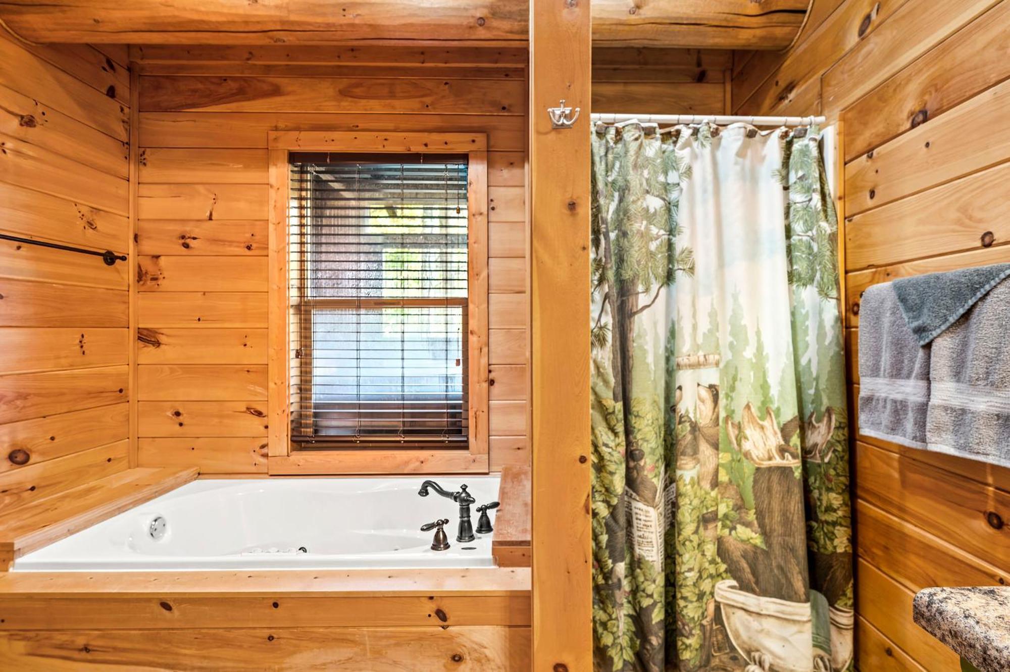 Relaxation Retreat - Pickleball Cabin - Wi-Fi, Fire Pit With Bar, Ev, Game Room, Hot Tub, Pool Access - Mins To Pf Sevierville Exterior foto